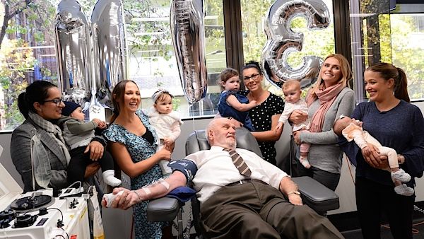 Šedesát let chodil darovat krev, aby pomohl dětem