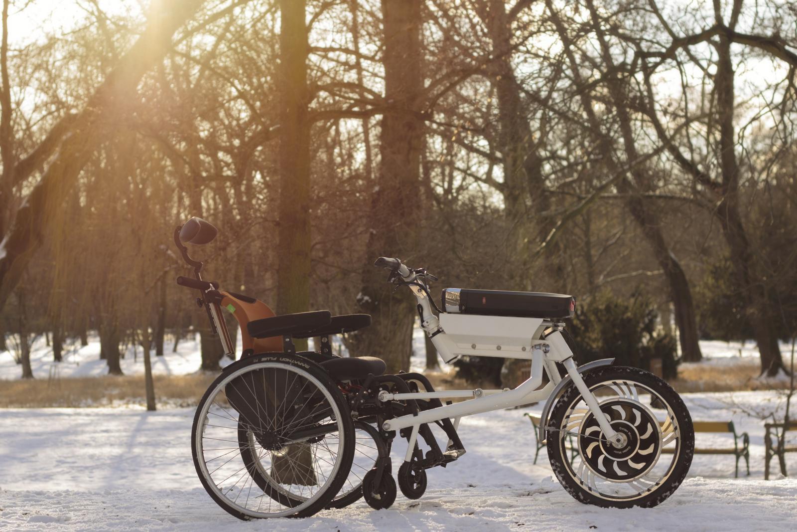Čeští vývojáři proměnili obyčejný invalidní vozík na parádní trojkolku