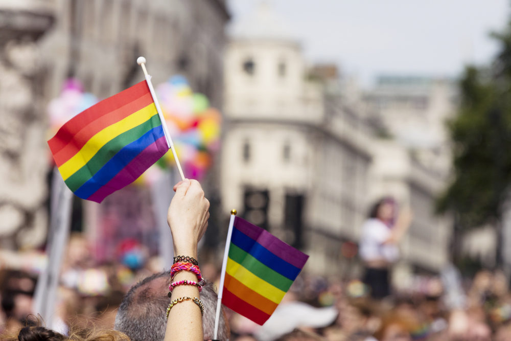 V Rusku se aktivisté spojili v pohyblivou duhovou vlajku na podporu LGBT