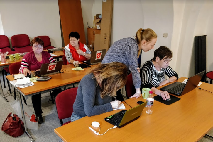 Maltézská pomoc v Olomouci učí seniory pracovat s moderními technologiemi
