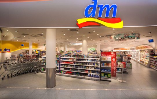 Drogerie DM prodává čistící prostředky bez obalu
