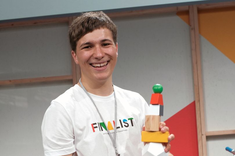Osmnáctiletý maturant získal prestižní mezinárodní cenu: téměř vyčistil vodu od mikroplastů
