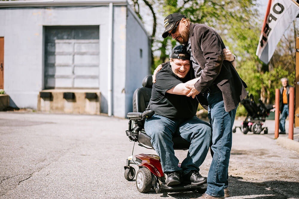 Válečný veterán opravuje staré invalidní vozíky, aby se stovky lidí mohly znova podívat ven