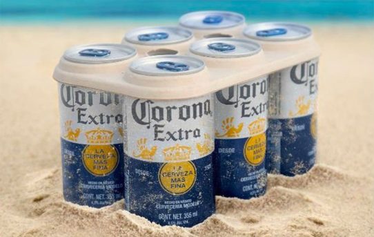 Corona omezuje plasty a jde příkladem dalším velkým pivovarům a výrobcům limonád