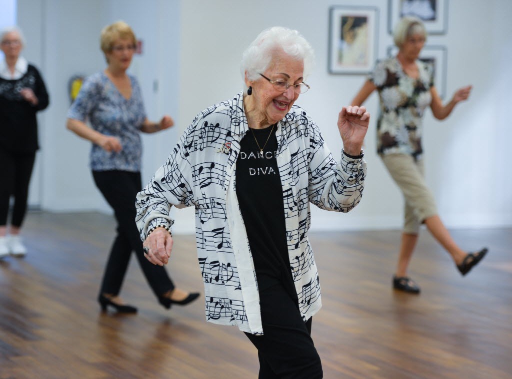 Taneční terapie zlepšuje život lidem se stařeckou demencí