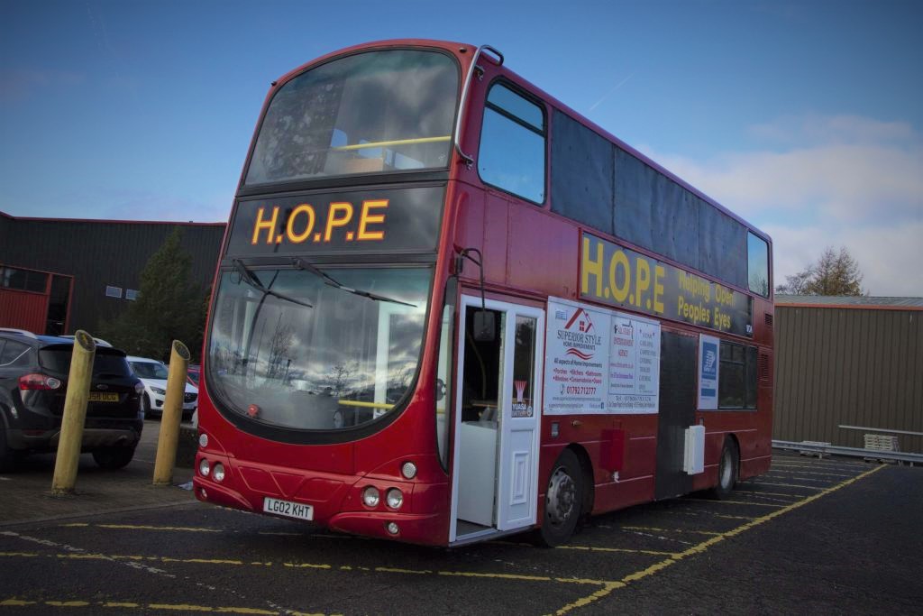 Lidem bez domova bude sloužit upravený dvoupatrový autobus