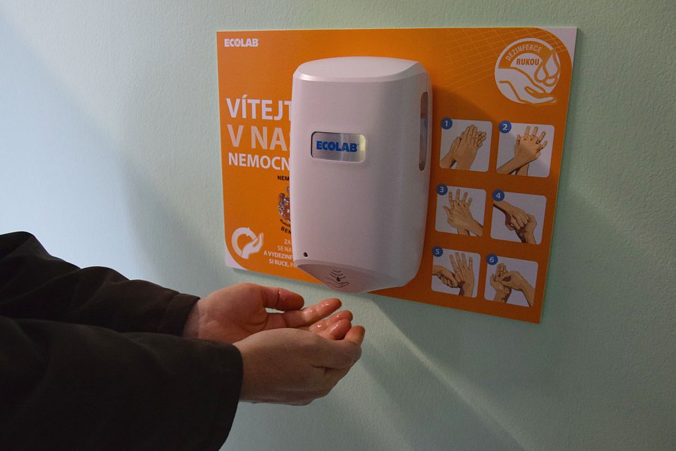 Nemocnice v Českém Krumlově si sama vyrábí dezinfekci na ruce