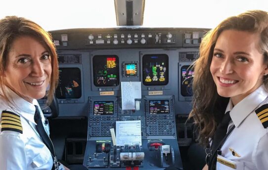 Rodinné duo pilotek velí v kokpitu komerčních letů SkyWest