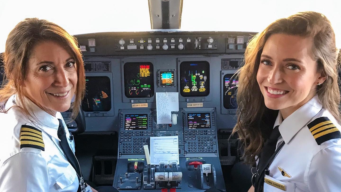Rodinné duo pilotek velí v kokpitu komerčních letů SkyWest