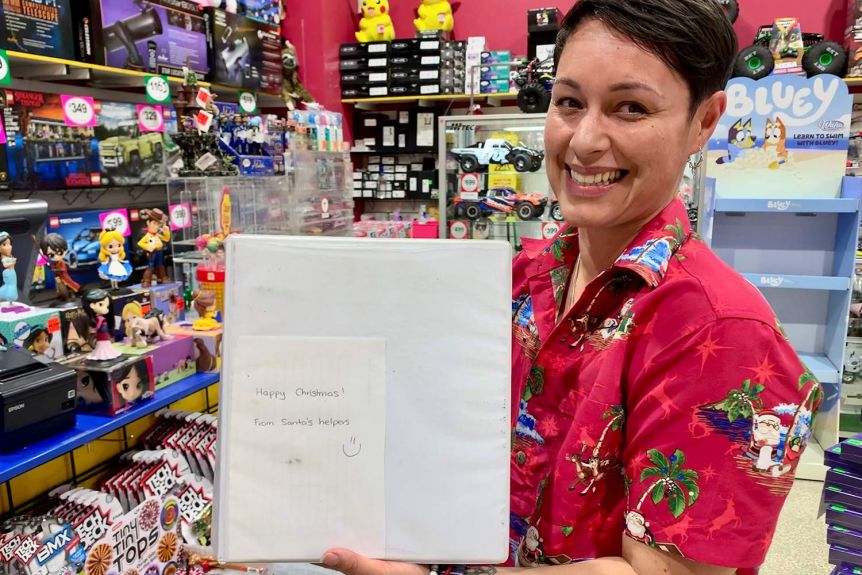 Australské hračkářství navštívili Santovi pomocníci, kteří doplatili dárky zákazníkům obchodu