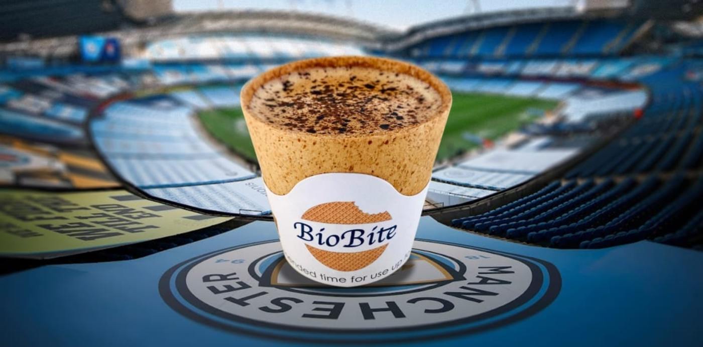 Káva a zákusek k tomu. Na zápasech Manchesteru City budou dostupné jedlé kelímky