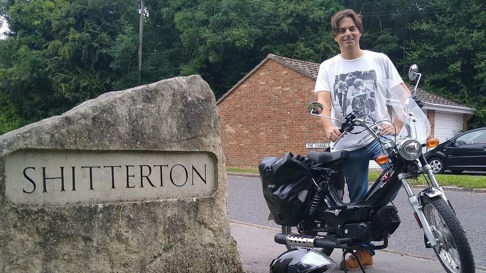 Shitterton, Ass Hill nebo Clitheroe: Brit navštívil místa se škodolibými názvy a uctil památku zesnulého kamaráda
