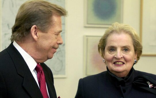 Madeleine Albright: americký pas s razítkem české lvice