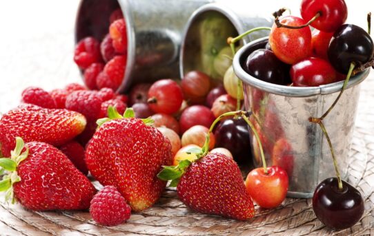 Třešně a jahody aneb ovoce, které sluší každému dezertu