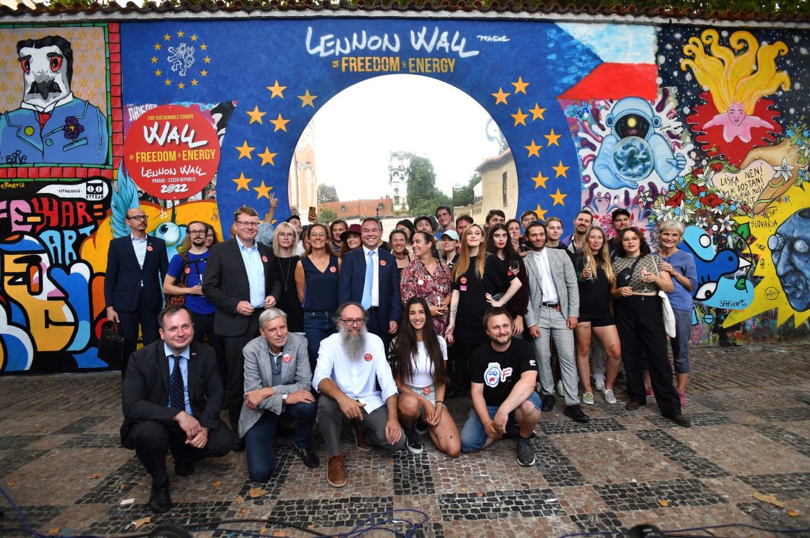Svoboda a energie, to představuje nová podoba zdi Johna Lennona v Praze