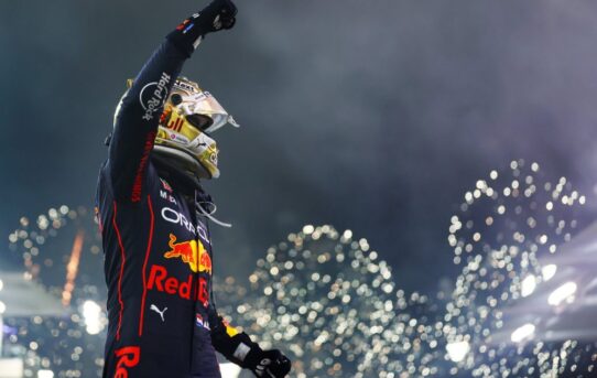 Dramatickému průběhu sezóny Formule 1 dominoval Verstappen