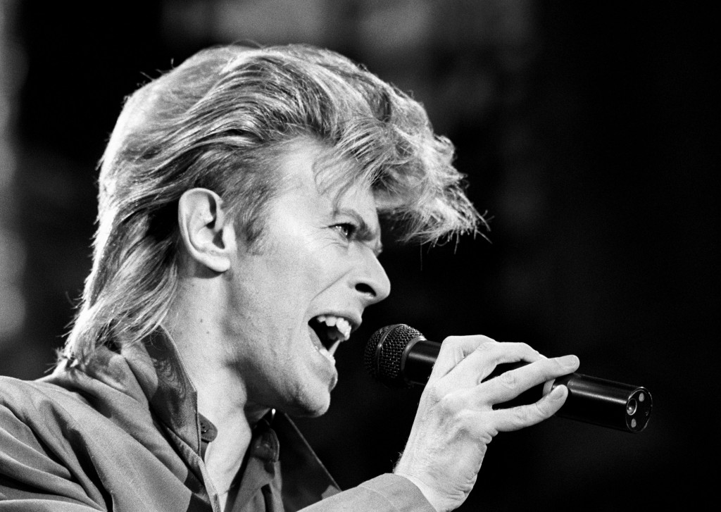Muž, který spadl na Zemi: Londýnské muzem otevře archiv Davida Bowieho