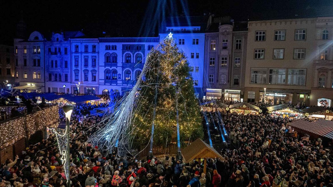 Slávnostné rozsvietenie stromčeka odštartovalo sviatočné obdobie v Olomouci. Trhy pyšne zdobí strom Floriánek