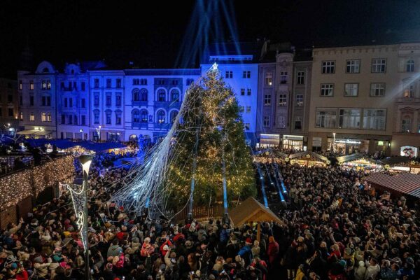 Slávnostné rozsvietenie stromčeka odštartovalo sviatočné obdobie v Olomouci. Trhy pyšne zdobí strom Floriánek