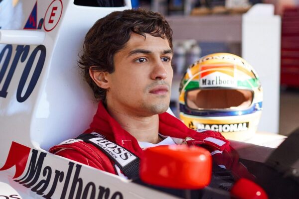 Senna, nové šestidílné životopisné drama, osekává příběh brazilské legendy, která změnila svět motorsportu