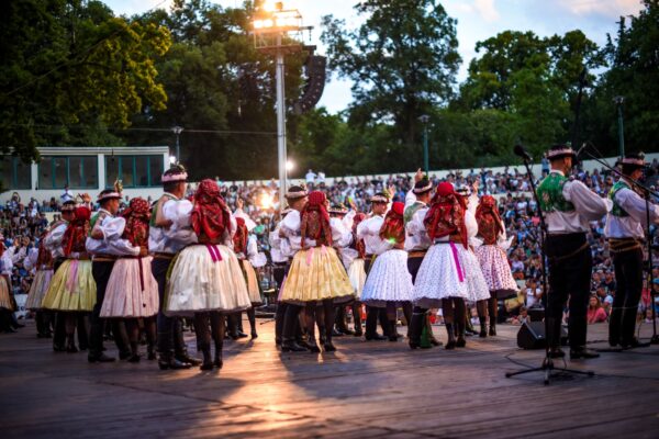 Folklorní léto začíná: Strážnice i další festivaly lákají na oslavy tradic, hudby a tance
