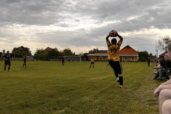 Liga takzvaně „za pivo a párek“. Vesnický fotbal, který se hraje hlavně srdcem