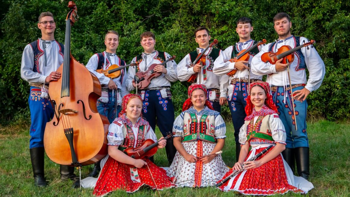 REPORTÁŽ: Podruhé v Trutnově aneb když folklór z Horňácka znovu dostane do kolen netradiční posluchače 