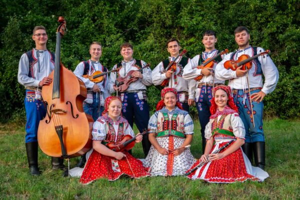 REPORTÁŽ: Podruhé v Trutnově aneb když folklór z Horňácka znovu dostane do kolen netradiční posluchače 