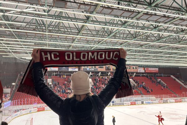 Pivo, klobása na tácku, kotel a slova všeho druhu. Tak chutná český hokej