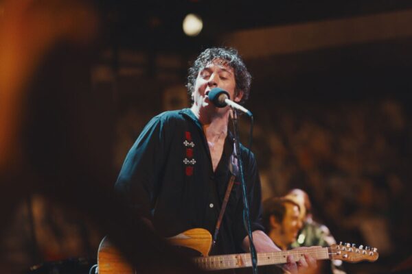 RECENZE: Žádné velké studio, jen kytara, hlas a temné příběhy o americké samotě