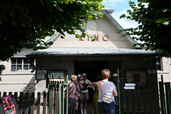 Kina, která zejí prázdnotou, alespoň na jeden den znovu ožijí