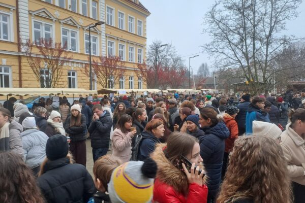 Vánoční jarmark Klvaňova gymnázia spojil studenty i veřejnost. Výtěžek ze stánků putoval na dobrou věc 