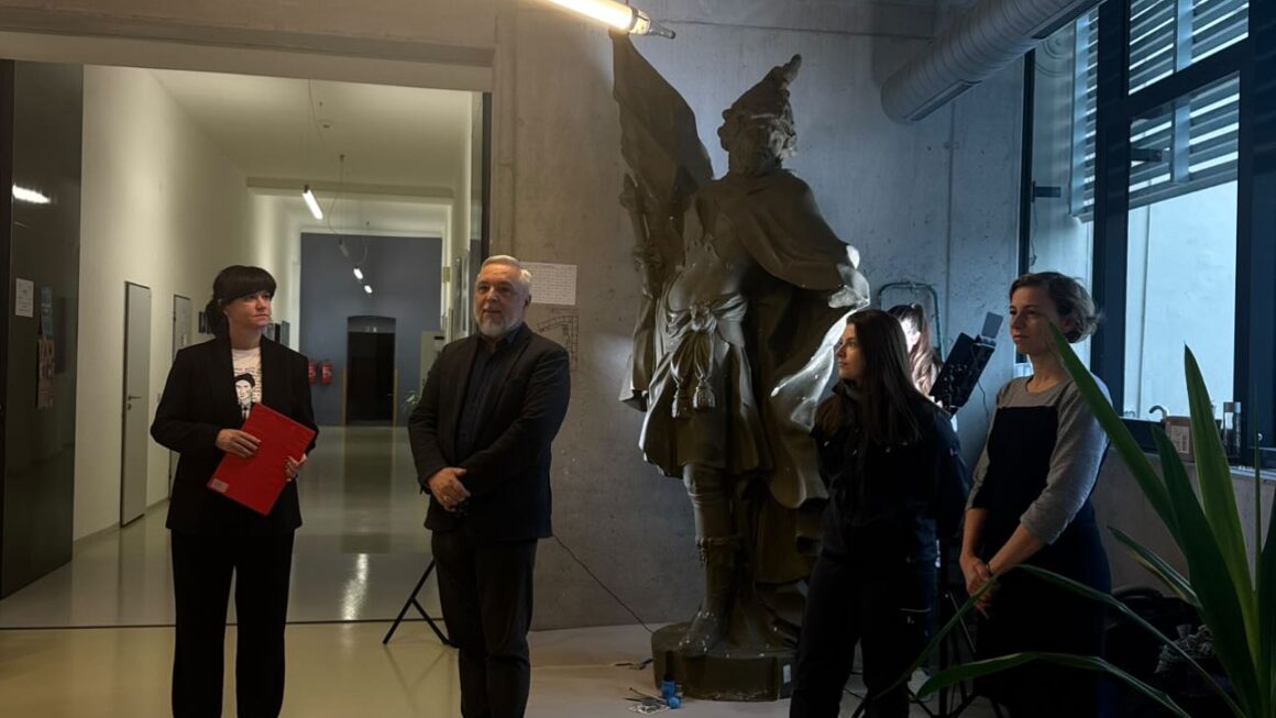 Restaurátoři na Slovanském gymnáziu v&nbsp;Olomouci restaurují během výuky kopie soch ze Sloupu Nejsvětější Trojice