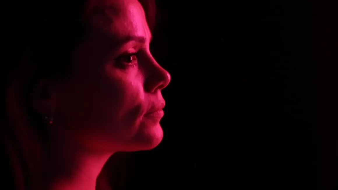 RECENZE: Když hojení ran probíhá skrze objektiv aneb Mailin a její cesta za pravdou