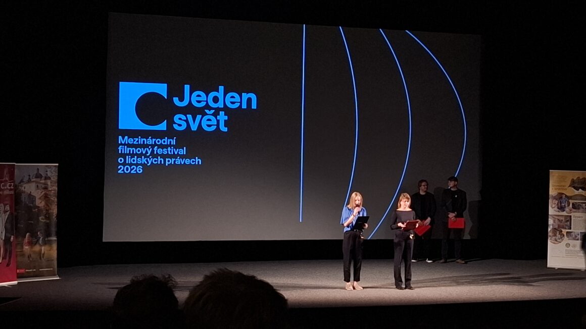 RECENZE: Mrazivý pohled do zákulisí 80 maďarských novinářů. Kde končí hranice politické moci?