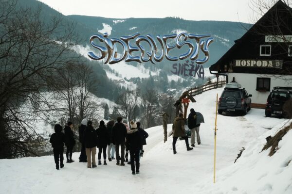 Dobrodružství nemusí začínat s&nbsp;jasným cílem. Sidequesty vznikají ze zvědavosti, spontánnosti a z&nbsp;chuti prozkoumávat