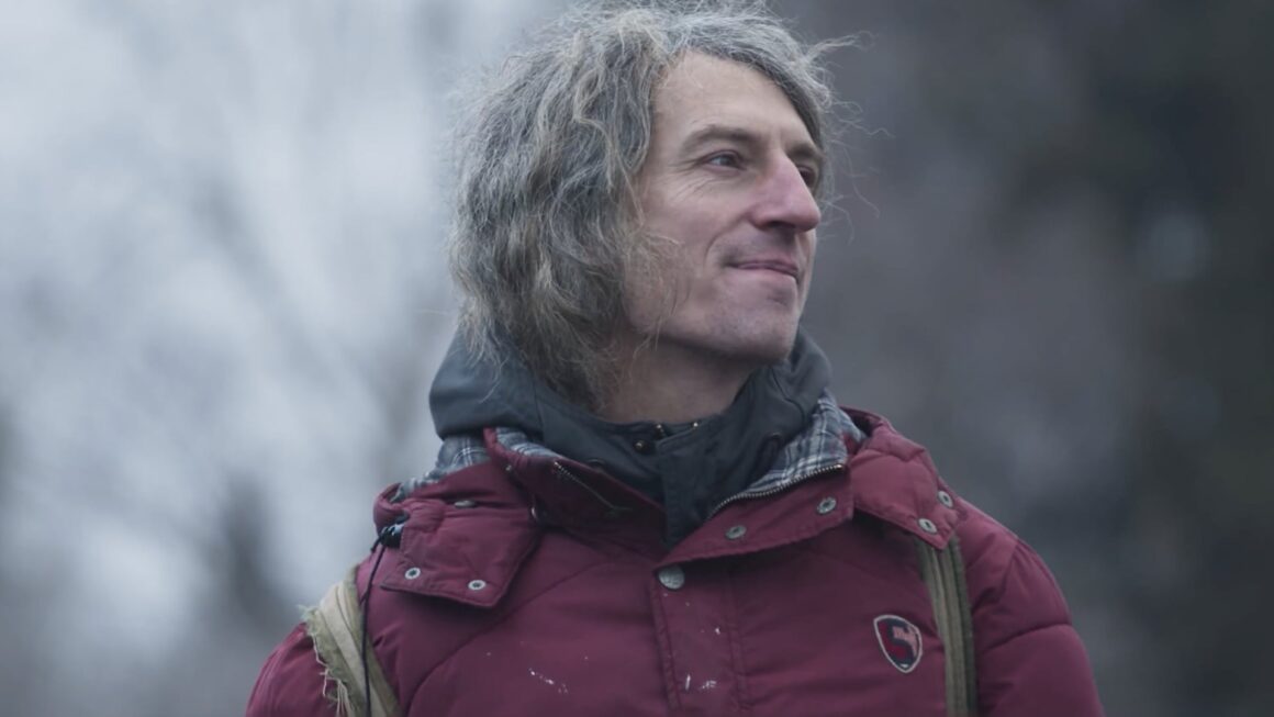 RECENZE: Dva pohledy, dva způsoby, jak být součástí přírody. Při zemi vypráví příběh krajiny, jenž se odehrává v&nbsp;detailech