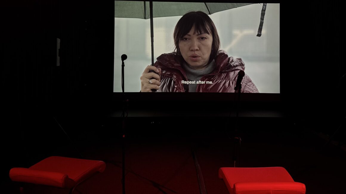 REPORTÁŽ: Karaoke, ze kterého mrazí. Místo popu zní v olomouckém Telegraphu zvuky války