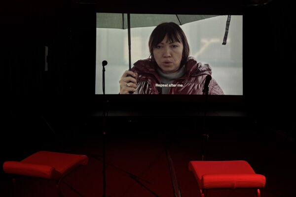REPORTÁŽ: Karaoke, ze kterého mrazí. Místo popu zní v olomouckém Telegraphu zvuky války